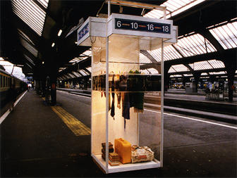 Der Reisekoffer am Bahnhof